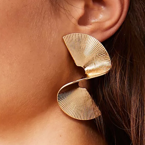 FREE PEOPLE Sculptural Twist Gold Earrings D31 - Picture 6 of 9